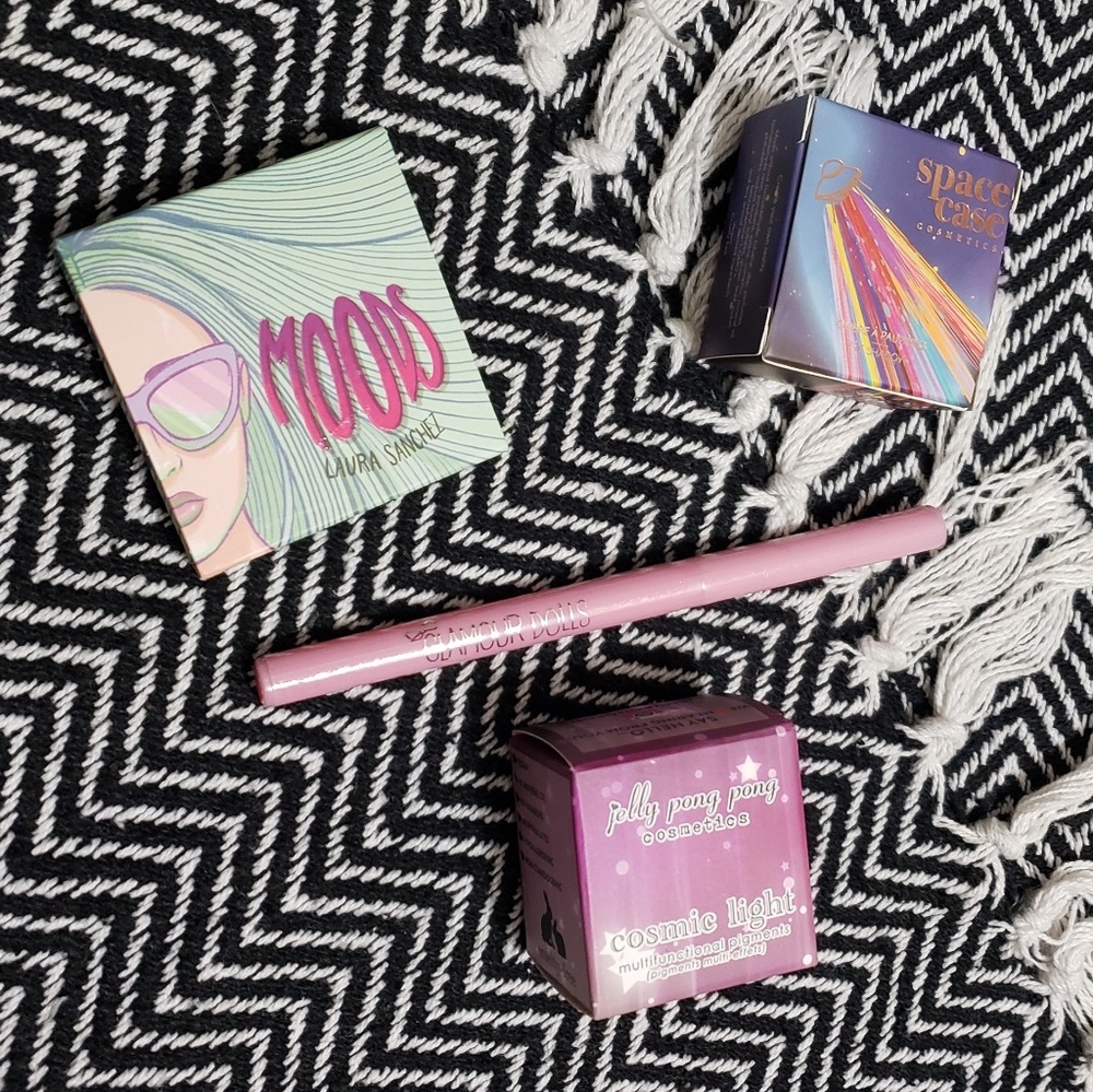 4 Pc Set * Eyeshadows & Liner * New*